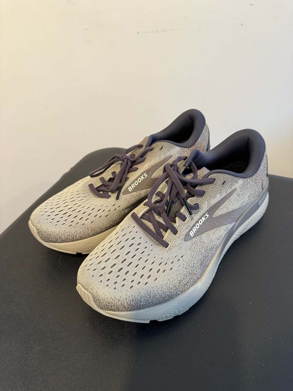 Like new BROOKS GHOST 16 women’s size 9